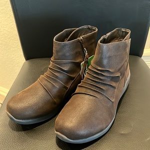 Sketchers Women's Ankle Bootie Boot size 9 chocolate brown New without box